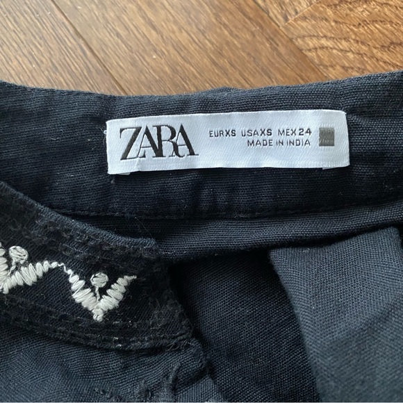 Zara black embroidered black top, white and blue embroidered floral pattern. XS - Picture 7 of 7